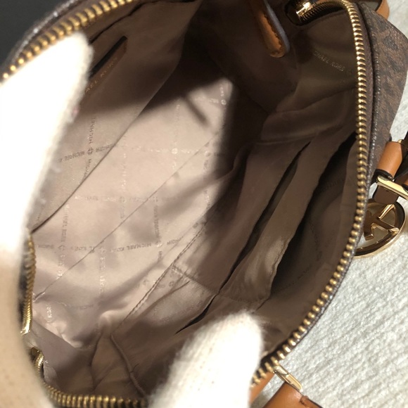 🎊 Michael Kors Signature Crossbody Bag 🎊 - Picture 11 of 11